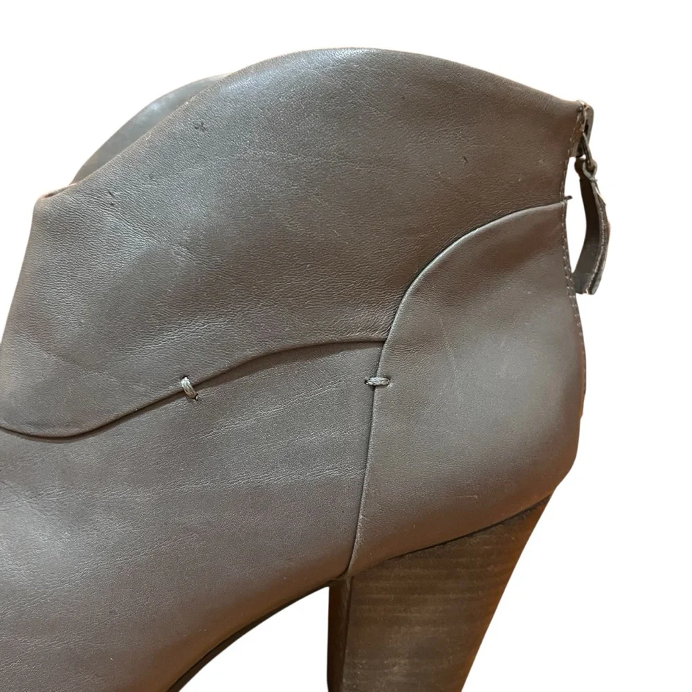 B. Makowsky Gray Leather Ankle Boots Block Heel Back Zip Pointed Curvy Booties